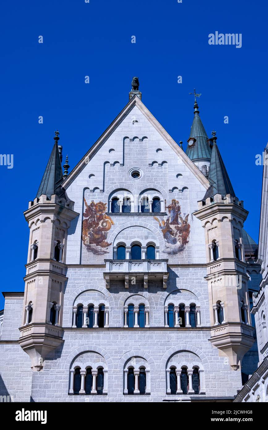 Detail des Schlosses Neuschwanstein mit Gemälde des Heiligen Georg und des Drachen, Bayern, Deutschland Stockfoto