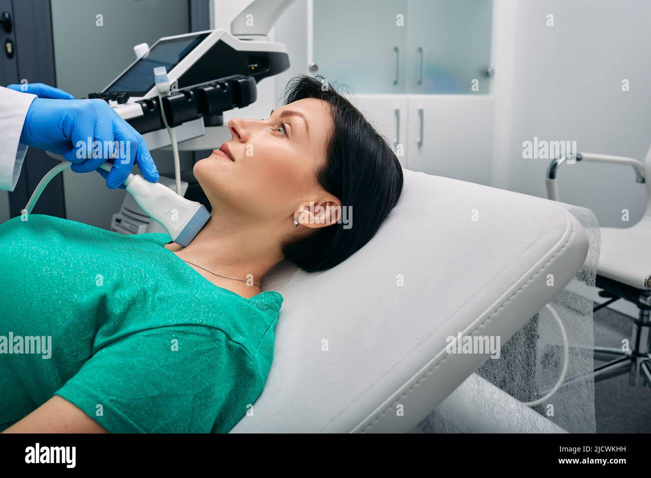 Endokrinologie und Ultraschall der Schilddrüse. Untersuchung des endokrinen Systems einer Patientin im Krankenhaus mit einem Ultraschallgerät Stockfoto