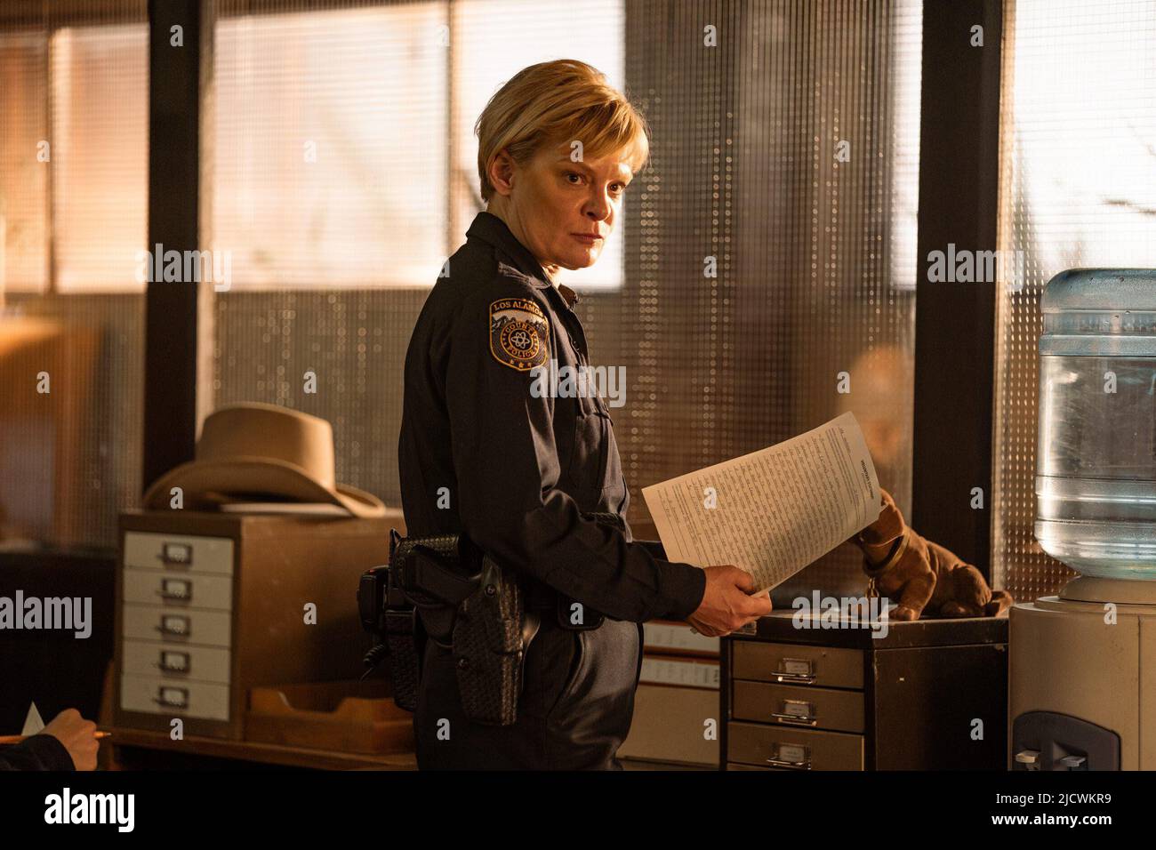 MARTHA PLIMPTON IN THE MAN WHO FELL TO EARTH (2022), REGIE: ALEX KURTZMAN UND JOSS AGNEW. Kredit: CBS Studios / Album Stockfoto