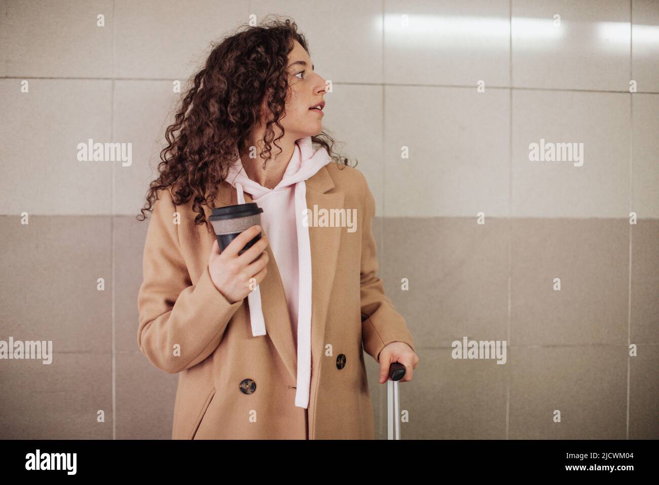 Junge Reisende Frau mit Gepäck, das am Bahnsteig stand und im Zug wartete Stockfoto