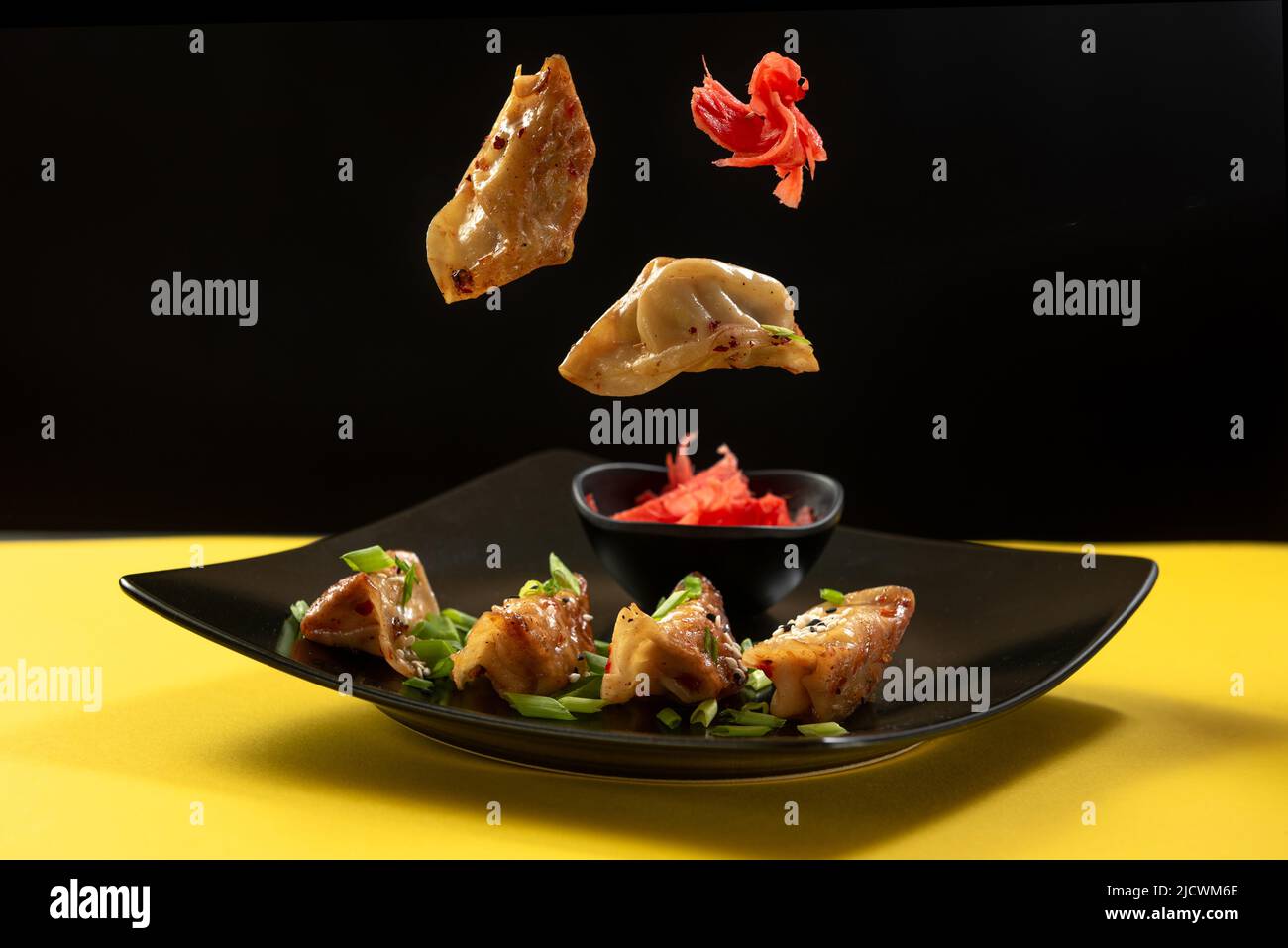 Japanische gebratene Knödel gyoza. Asiatische Küche. Levitation. Stockfoto