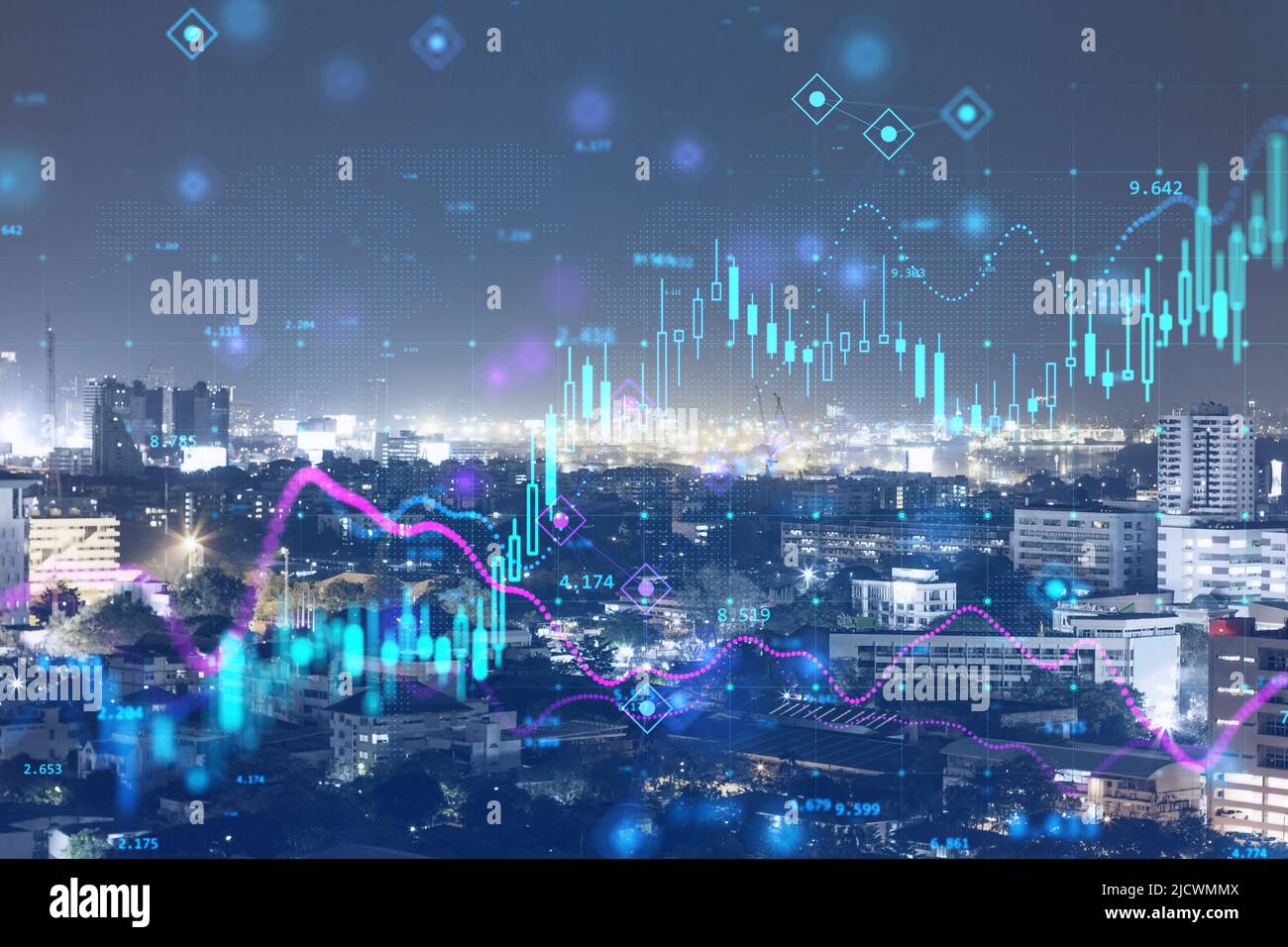 Forex-Marktaustauschkonzept mit doppelter Belichtung der nächtlichen Millionenstadt und abstraktem Technologiehintergrund mit digitalen Finanzgraphen und Wachstum Stockfoto