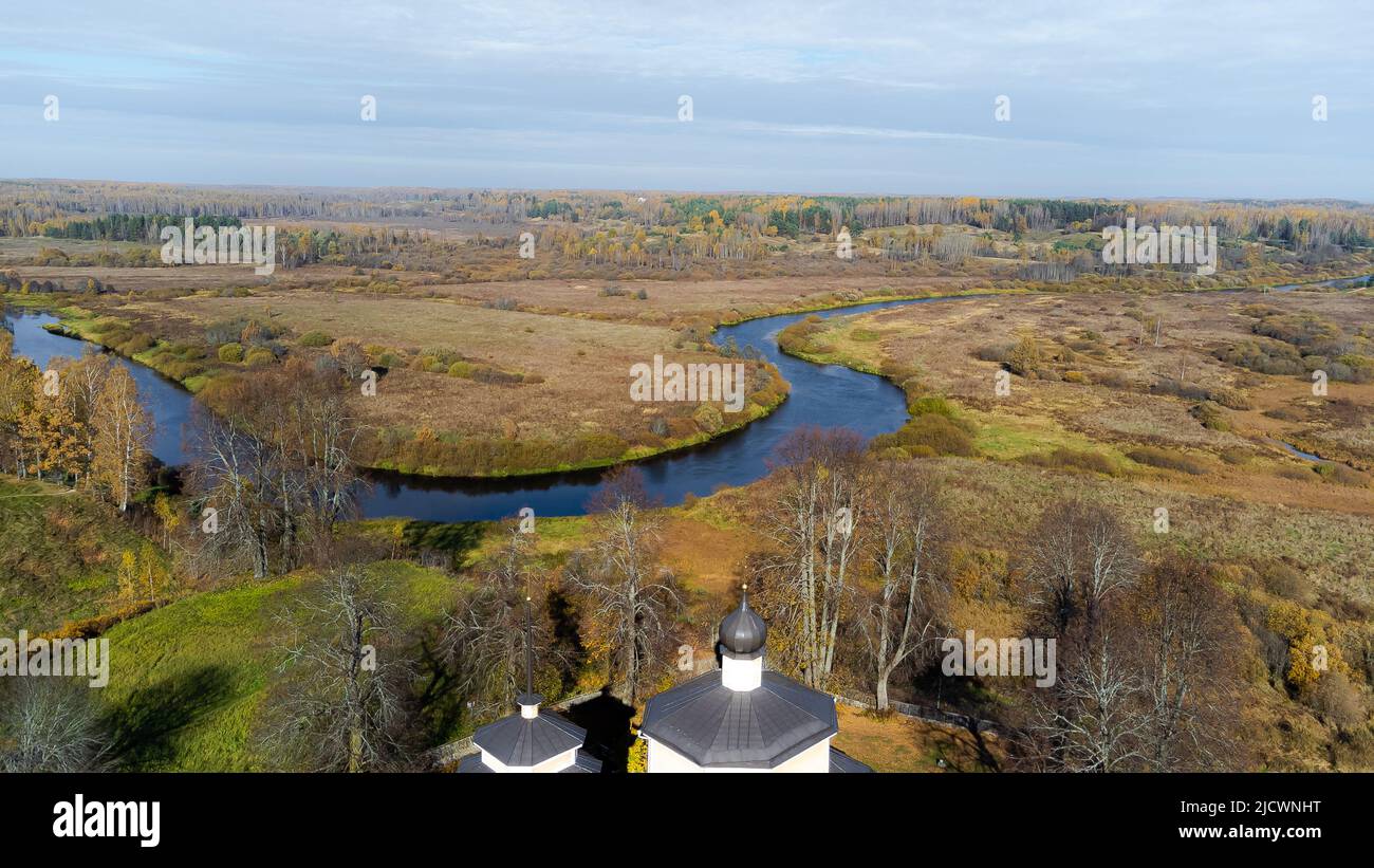 Drohnenfoto von Natur und Fluss. Hohe Qualität Stockfoto