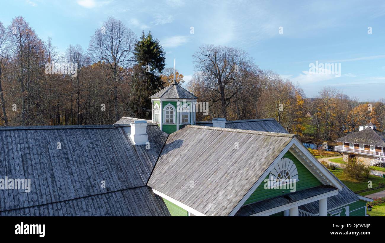 Drohnenaufnahme des Herrenhauses in den Puschkin-Bergen. Hohe Qualität Stockfoto
