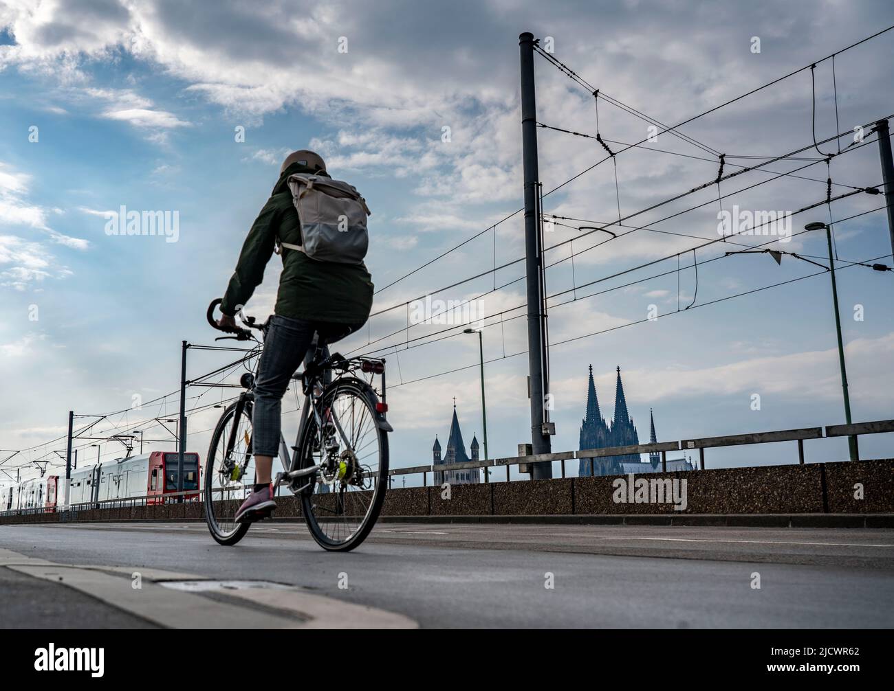 Radfahren in der Großstadt, Radfahrer auf der Deutzer Brücke in Köln, Kölner Dom, Radweg, NRW, Deutschland Stockfoto