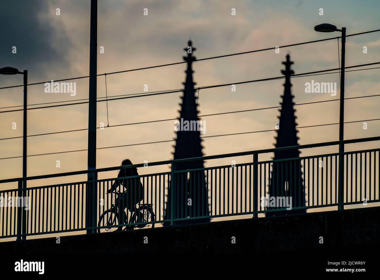 Radfahren in der Großstadt, Radfahrer auf der Deutzer Brücke in Köln, Kölner Dom, Radweg, NRW, Deutschland Stockfoto