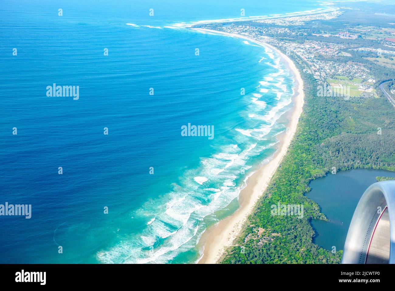 Blick aus dem Flugzeugfenster auf den Strand und die Küstenregion in Coolangatta, Queensland Australien. Stockfoto