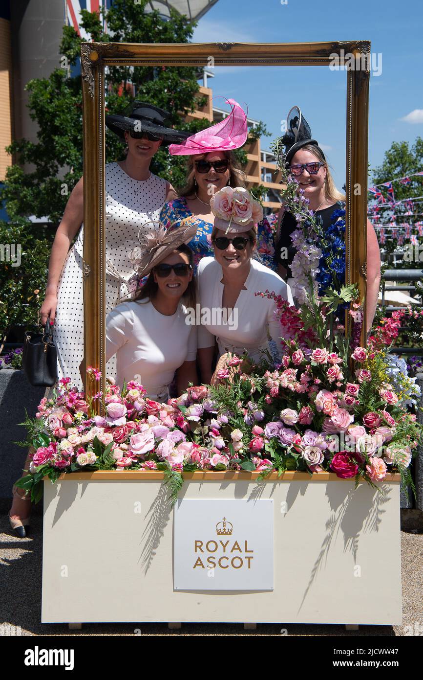 Ascot, Bergen, Großbritannien. 15.. Juni 2022. Heute war es ein weiterer schöner, heißer, sonniger Tag, an dem die Rennfahrer die Pferderennen in Royal Ascot genossen haben. Quelle: Maureen McLean/Alamy Live News Stockfoto