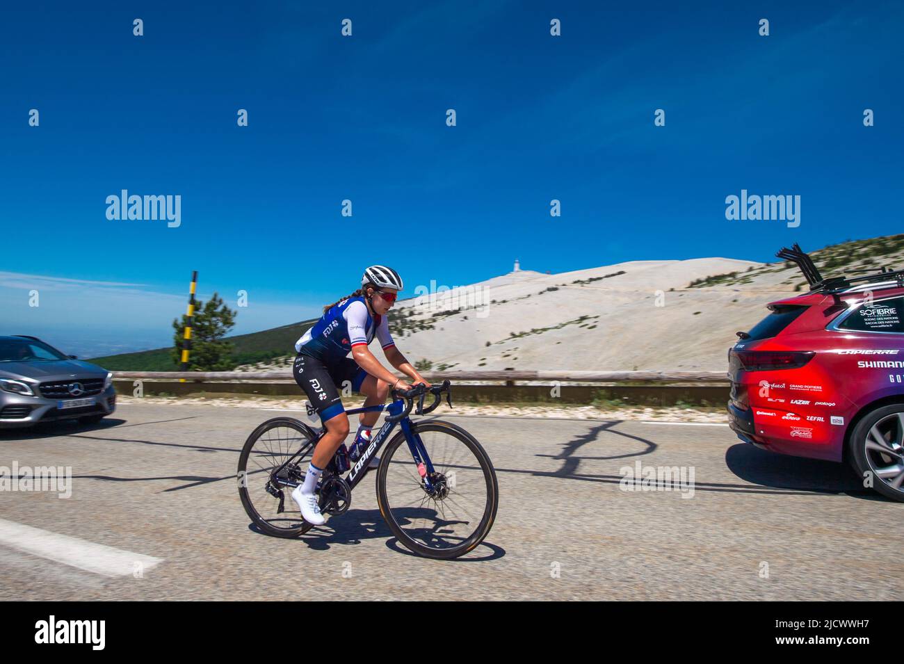 Bedoin, Frankreich. 14.. Juni 2022. Jade wiel (fdj-Nouvelle aquitaine-futuroscope) in Aktion drei Kilometer vor der Ziellinie. Am Dienstag, den 14. Juni 2022, fand die erste Ausgabe der Mont Ventoux Dénivelé Challenge Femmes (KATEGORIE WE 1,2) zwischen Vaison-la-Romaine und Mont Ventoux über eine Distanz von 98 Kilometern statt. Die Italienerin Marta Cavalli (FDJ-Nouvelle Aquitaine-Futuroscope) legte die 98 km in 3h19mn01 vor Clara Koppenburg (Cofidis Women Team), die Zweiter wurde, und Evita Muzic (FDJ-Nouvelle Aquitaine-Futuroscope), der dritten. Kredit: SOPA Images Limited/Alamy Live Nachrichten Stockfoto