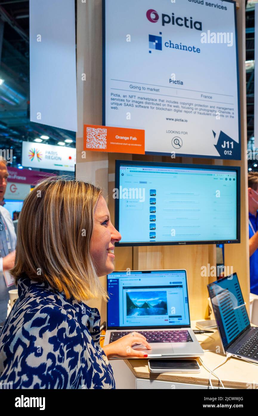 Paris, Frankreich, VIVA Technolgy Trade Show, französisches Unternehmen, Software NFT, BLockchian für Fotografie, Web 3,0, „Pictia“-Ausstellung, „Viva Tech“, französisches Tech-Start-up-Land für Frauen Stockfoto