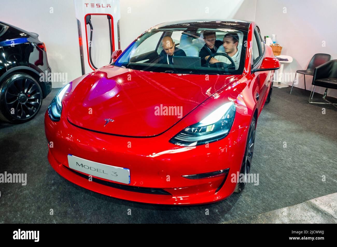 Paris, Frankreich, VIVA Technology Trade Show, American Company, Tesla, Elektroautos, zum Verkauf, „Model 3“-Ausstellung, Männer im Inneren, Viva Tech Stockfoto