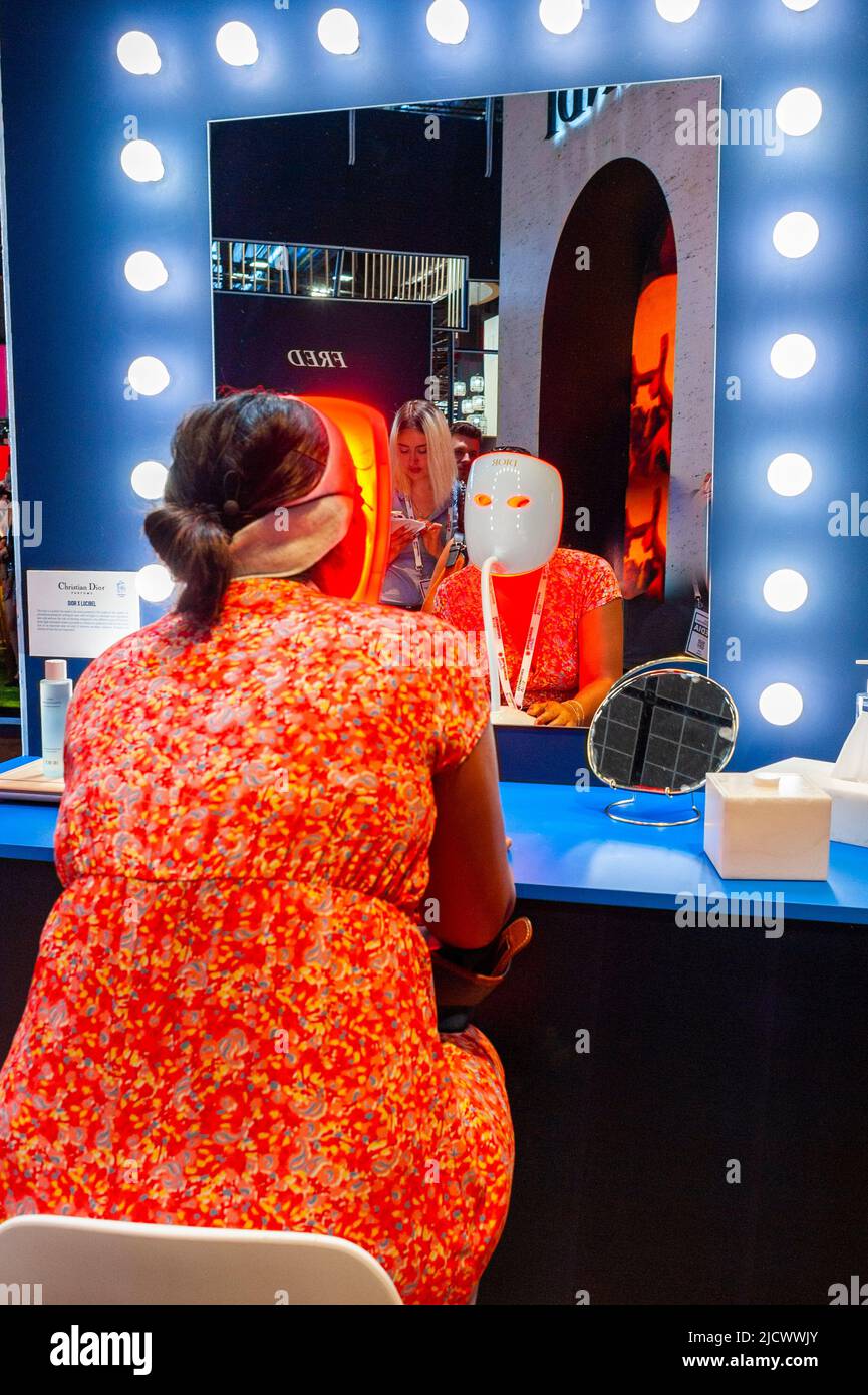 Paris, Frankreich, VIVA Technology Trade Show, französisches Unternehmen, LVMH, Marke Dior, Frau mit Gesicht in Maschine zur Analyse des Hauttyps, elektronische Analyse der Haut durch künstliche Intelligenz, Ausstellung, „Viva Tech“, Shopping in der Zukunft, französische Tech Hautpflege Stockfoto