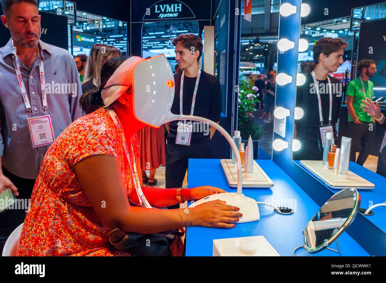 Paris, Frankreich, VIVA Technology Trade Show, französisches Unternehmen, LVMH, Marke Dior, Frau mit Gesicht in Maschine zur Analyse des Hauttyps, elektronische Gesichtsanalyse der Haut durch künstliche Intelligenz, Ausstellung,'Viva Tech » Women Tech Skincare Stockfoto