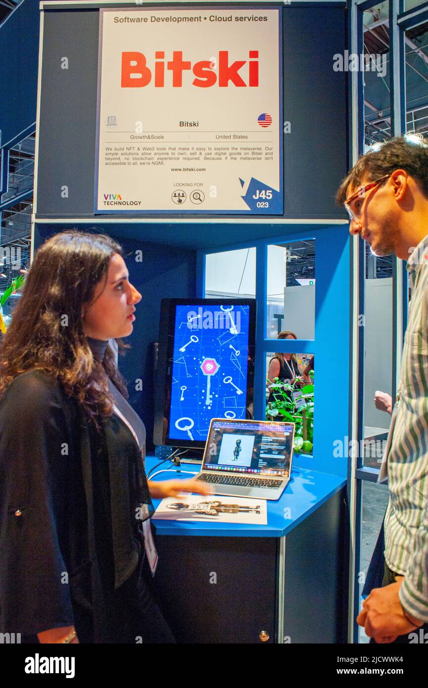 Paris, Frankreich, VIVA Technology Trade Show, American Company, 'Bitski' NFT, Metaverse Software, 3,0, Ausstellung, Verkäuferin zeigt dem Kunden Produkt, Bildschirm, „Viva Tech » Small Business Computer, Start-up Nation Stockfoto