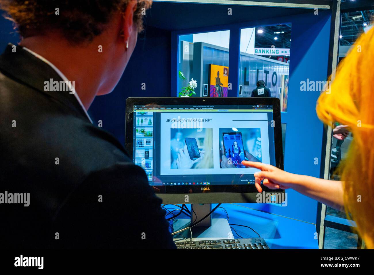 Paris, Frankreich, VIVA Technology Trade Show, French Company, LVMH, NFT, Wearable Jewelry Metaverse Software, 3,0, Ausstellung, Verkäuferin zeigt dem Kunden Produkt, „Viva Tech“, Shopping in der Zukunft, french Tech Stockfoto