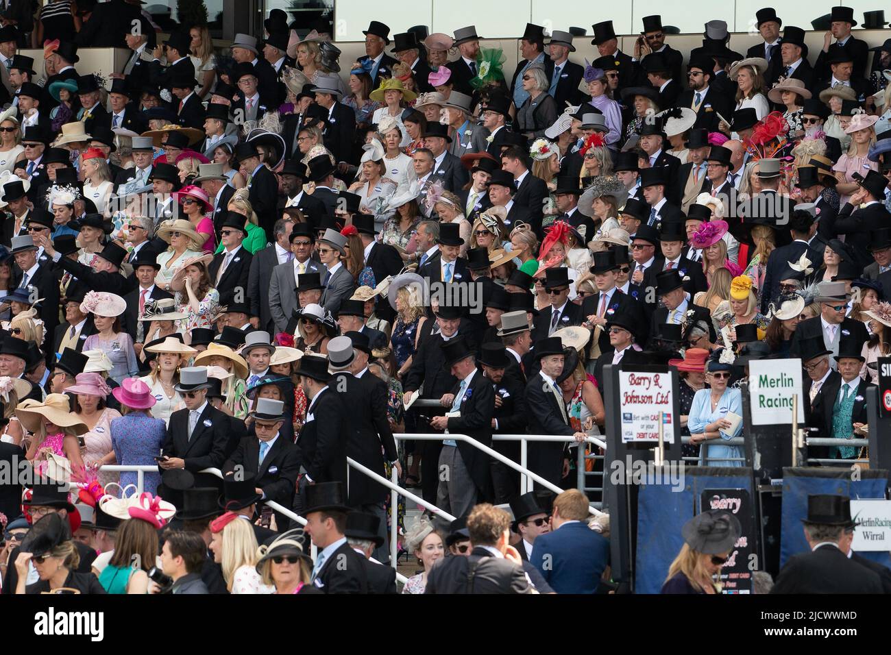 Ascot, Bergen, Großbritannien. 15.. Juni 2022. Heute war es ein weiterer schöner, heißer, sonniger Tag, an dem die Rennfahrer die Pferderennen in Royal Ascot genossen haben. Quelle: Maureen McLean/Alamy Live News Stockfoto