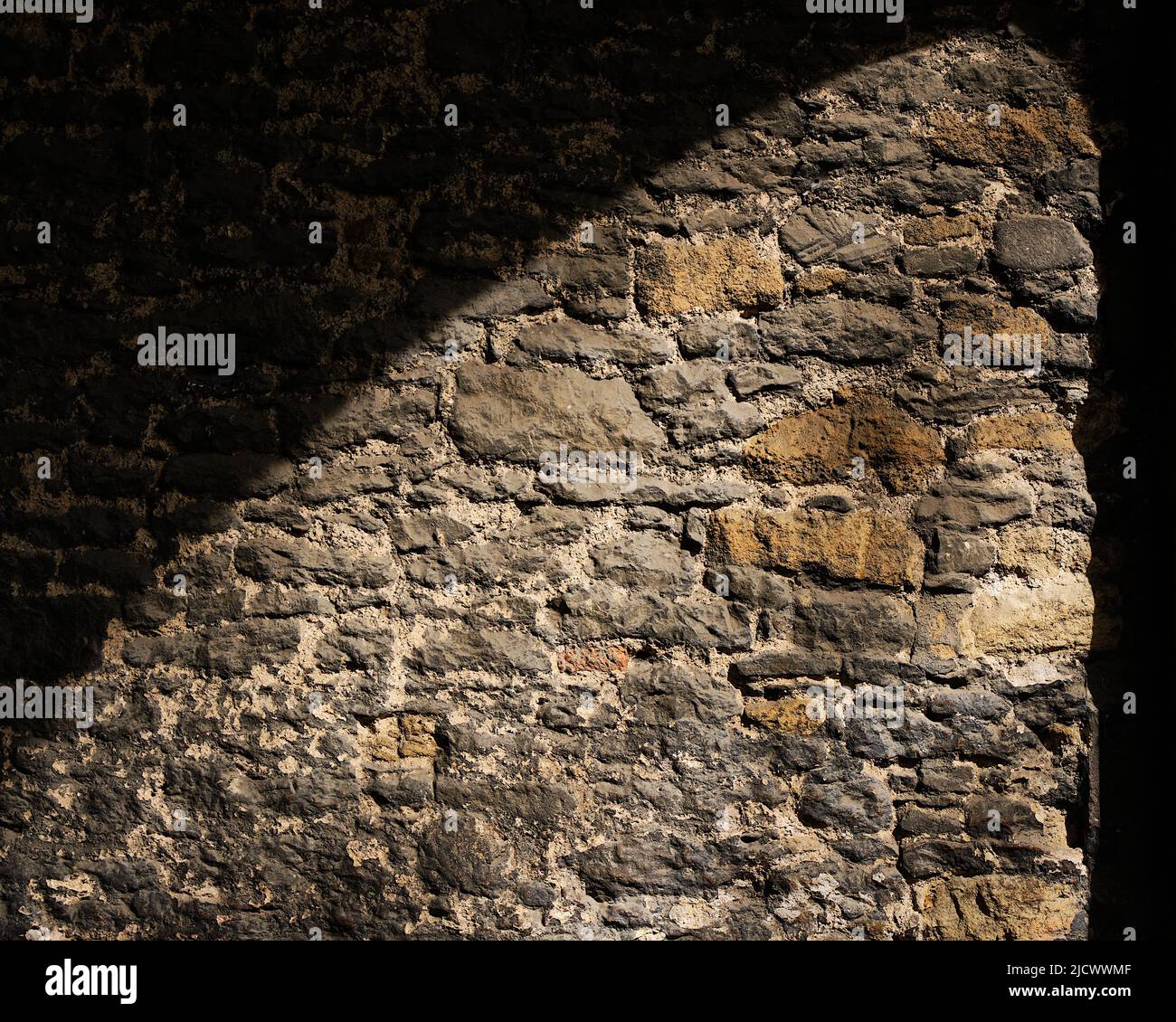 Alte Mauer im Schatten und Sonnenlicht Stockfoto