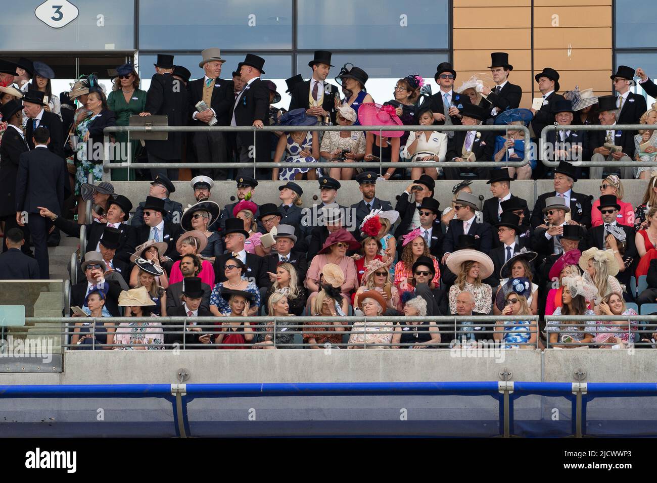 Ascot, Bergen, Großbritannien. 15.. Juni 2022. Heute war es ein weiterer schöner, heißer, sonniger Tag, an dem die Rennfahrer die Pferderennen in Royal Ascot genossen haben. Quelle: Maureen McLean/Alamy Live News Stockfoto