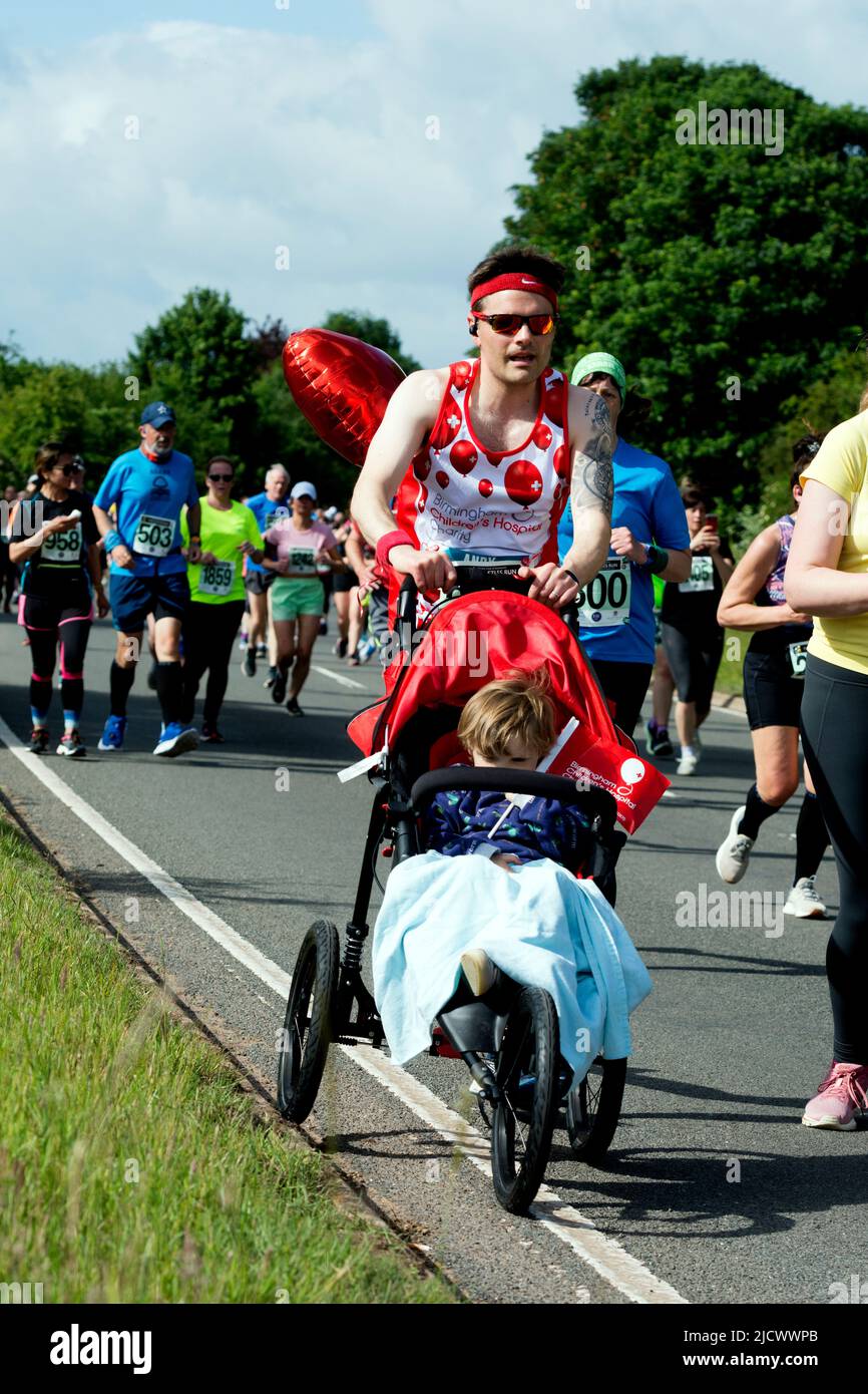 Läufer beim Straßenrennen 2022 Two Castles 10K, Warwickshire, Großbritannien Stockfoto