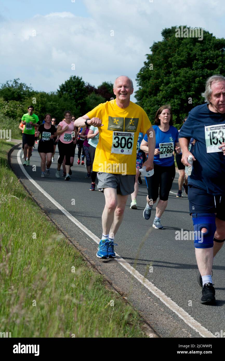 Läufer beim Straßenrennen 2022 Two Castles 10K, Warwickshire, Großbritannien Stockfoto