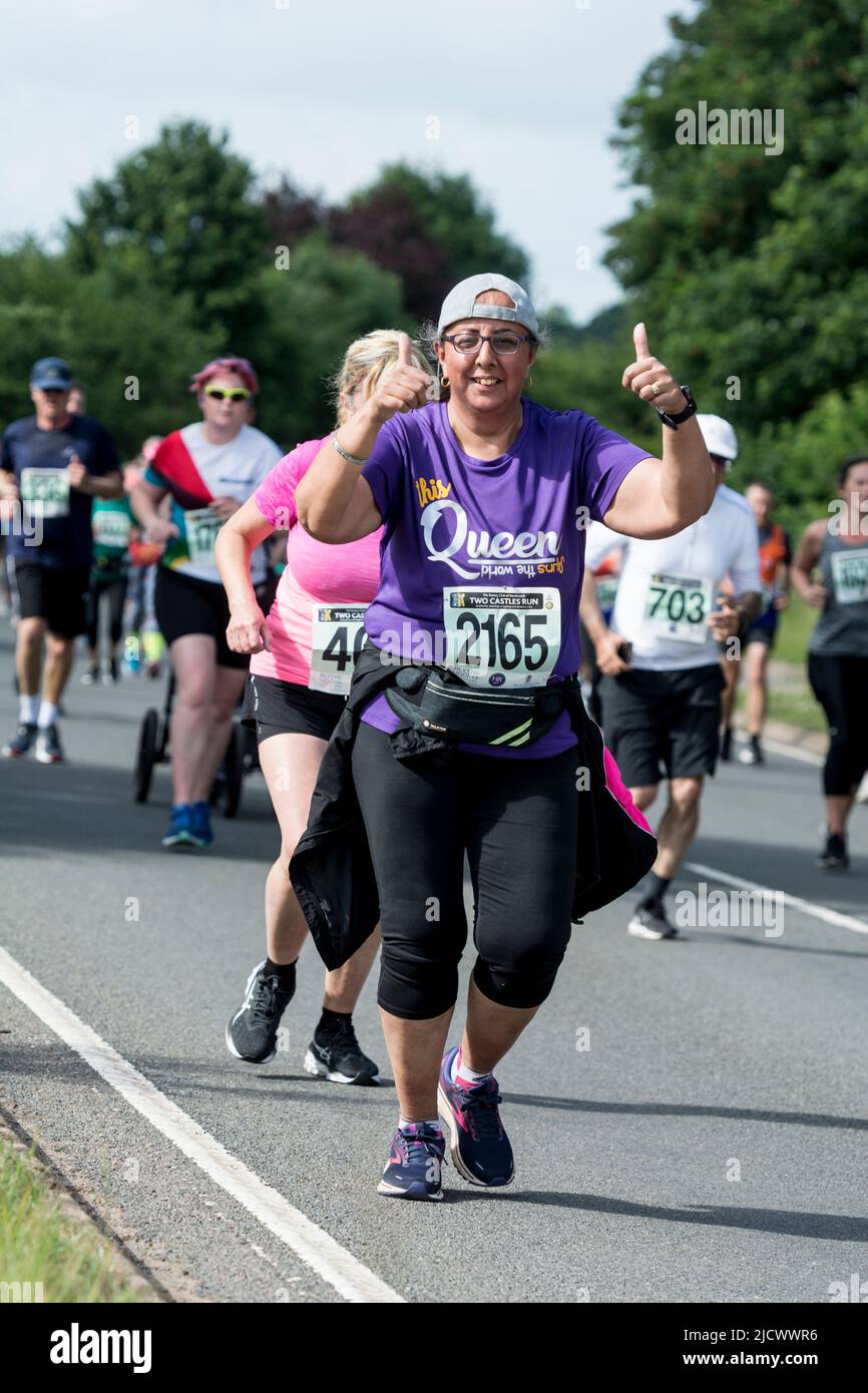 Läufer beim Straßenrennen 2022 Two Castles 10K, Warwickshire, Großbritannien Stockfoto