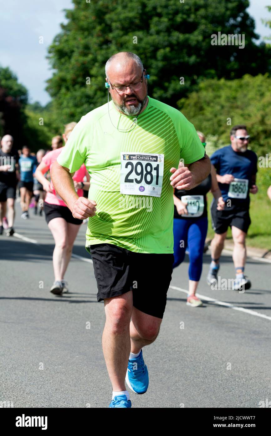 Läufer beim Straßenrennen 2022 Two Castles 10K, Warwickshire, Großbritannien Stockfoto
