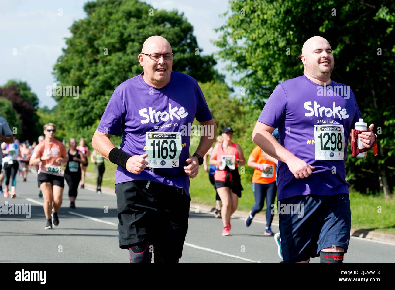 Läufer beim Straßenrennen 2022 Two Castles 10K, Warwickshire, Großbritannien Stockfoto