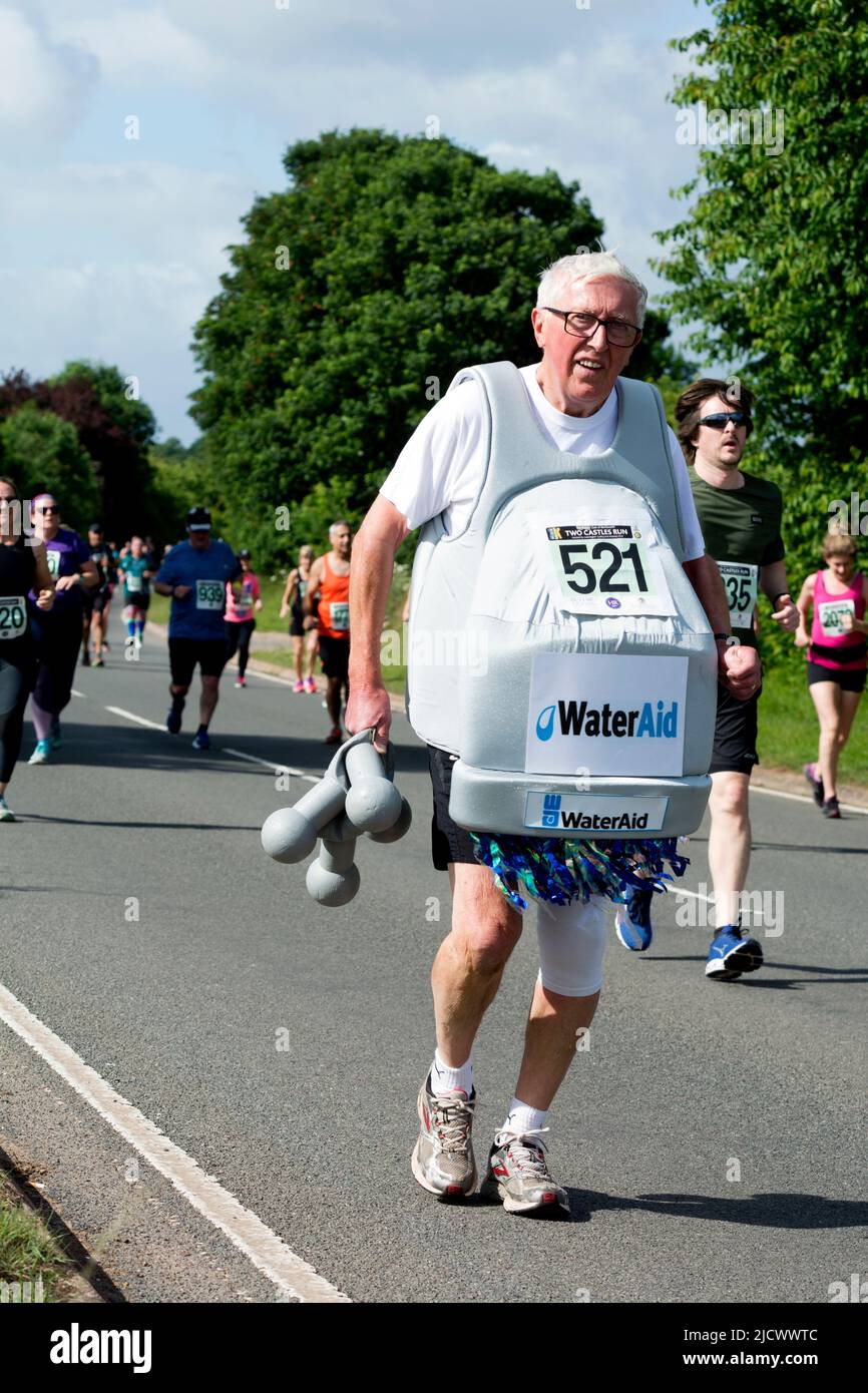 Läufer beim Straßenrennen 2022 Two Castles 10K, Warwickshire, Großbritannien Stockfoto