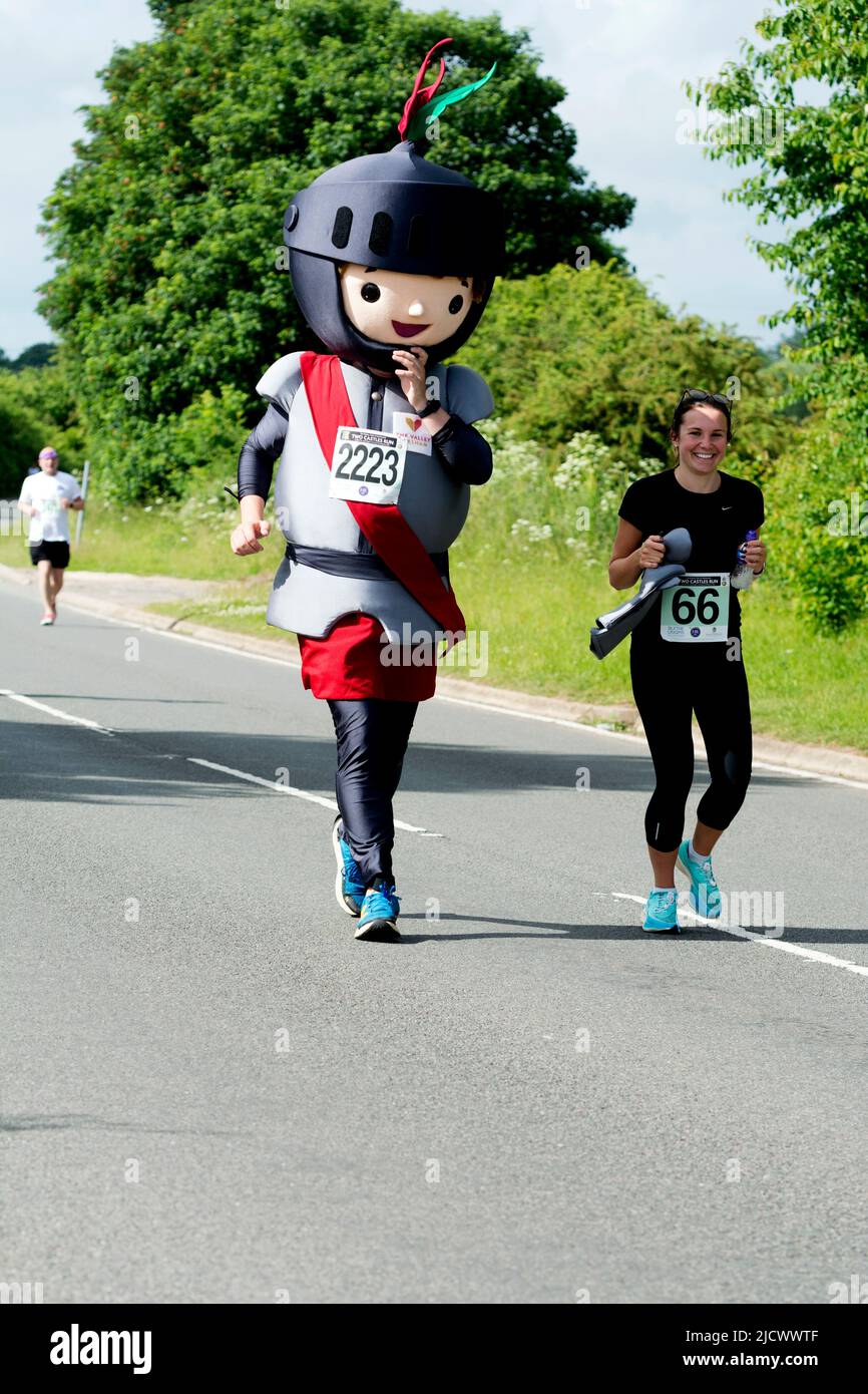 Läufer beim Straßenrennen 2022 Two Castles 10K, Warwickshire, Großbritannien Stockfoto