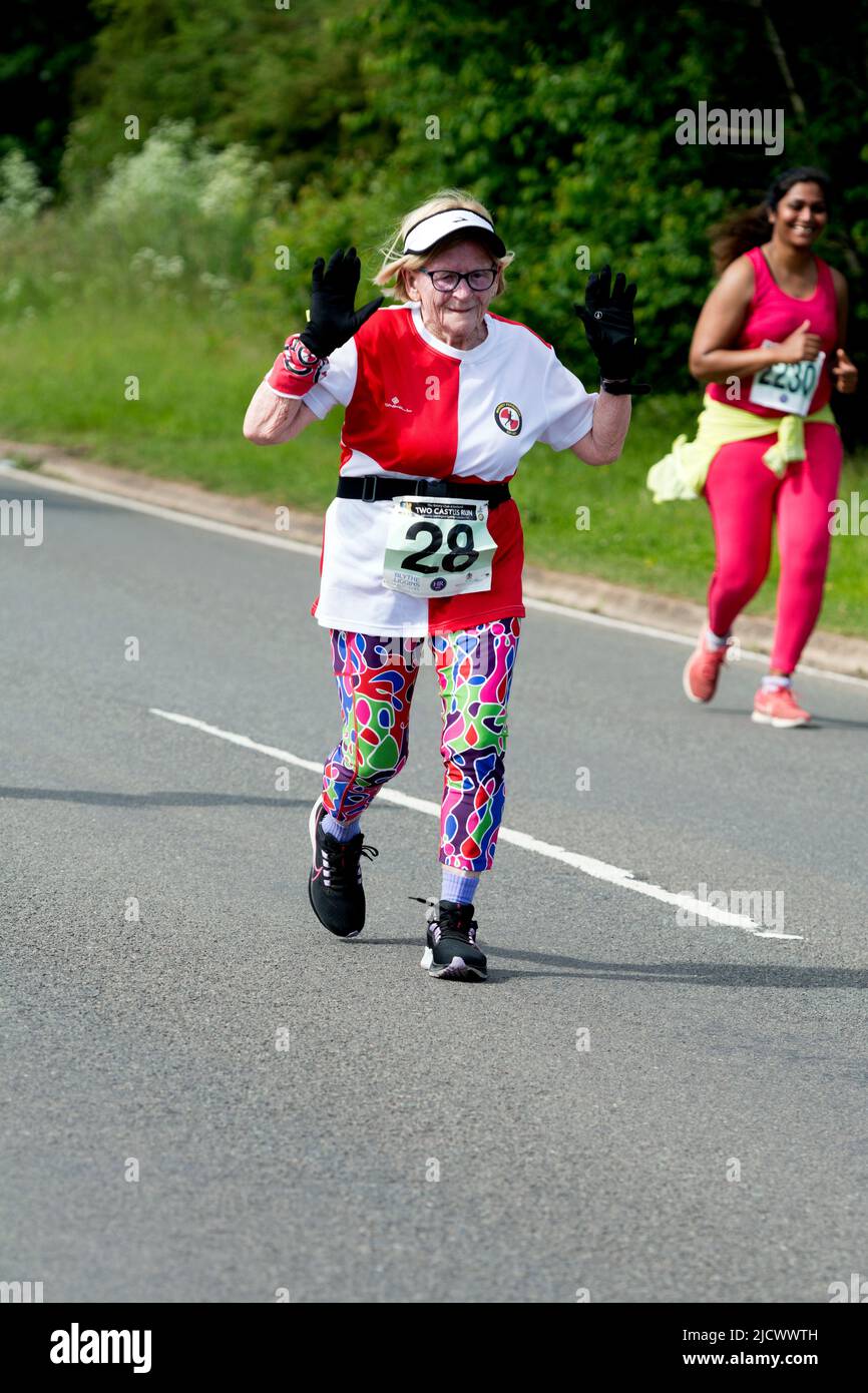 Läufer beim Straßenrennen 2022 Two Castles 10K, Warwickshire, Großbritannien Stockfoto