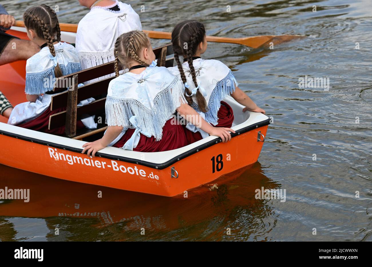 Seehausen Am Staffelsee, Deutschland. 16.. Juni 2022. Junge Mädchen in traditioneller Tracht sitzen in einem Ruderboot während der Corpus Christi Seeprozession am Staffelsee. Quelle: Angelika Warmuth/dpa/Alamy Live News Stockfoto
