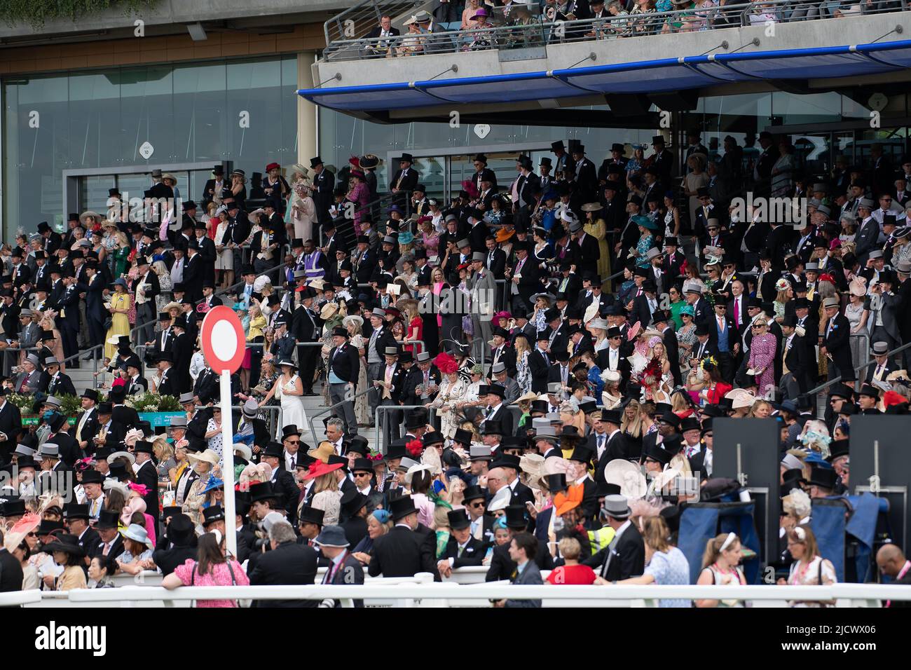 Ascot, Bergen, Großbritannien. 15.. Juni 2022. Die Tribüne war voller Rennfahrer. Heute war es ein weiterer schöner, heißer, sonniger Tag, an dem die Rennfahrer die Pferderennen in Royal Ascot genossen haben. Quelle: Maureen McLean/Alamy Live News Stockfoto