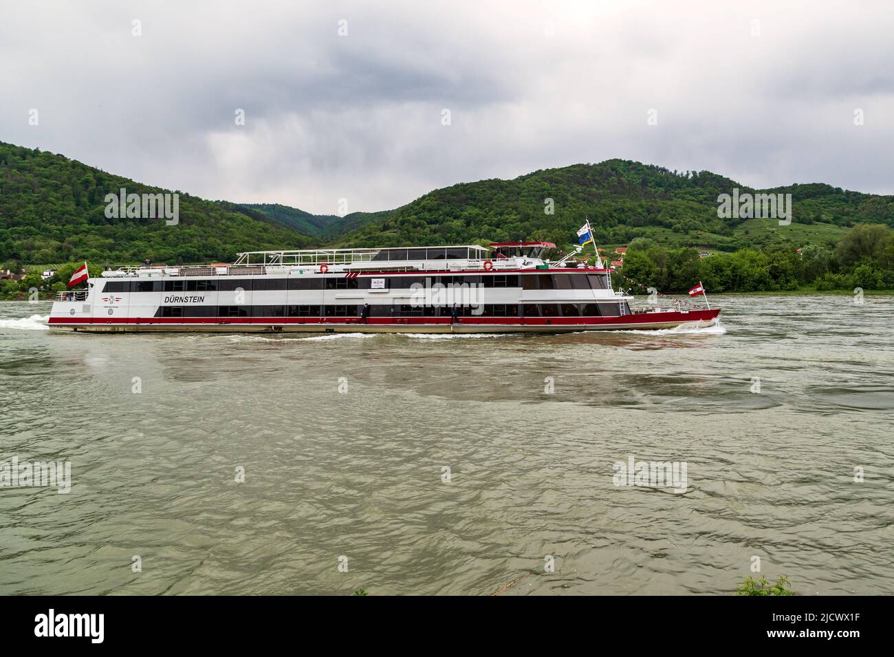 DURNSTEIN, ÖSTERREICH - 13. MAI 2019: Das ist das Ausflugsboot Dürnstein auf der Donau. Stockfoto DURNSTEIN, ÖSTERREICH - 13. MAI 2019: Das ist das Ausflugsboot Dürnstein auf der Donau. Stockfoto