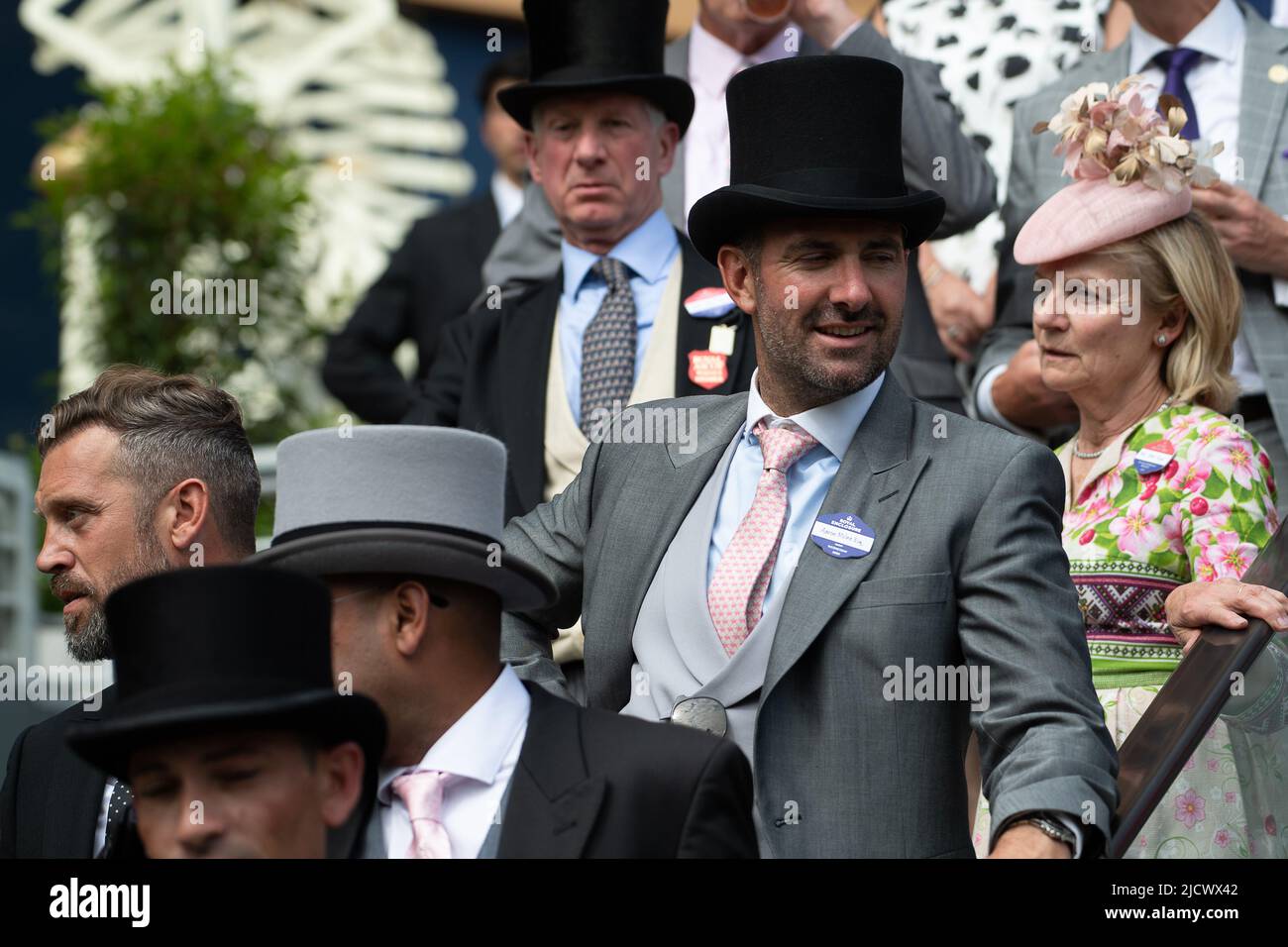 Ascot, Bergen, Großbritannien. 15.. Juni 2022. Die Tribüne war voller Rennfahrer. Heute war es ein weiterer schöner, heißer, sonniger Tag, an dem die Rennfahrer die Pferderennen in Royal Ascot genossen haben. Quelle: Maureen McLean/Alamy Live News Stockfoto