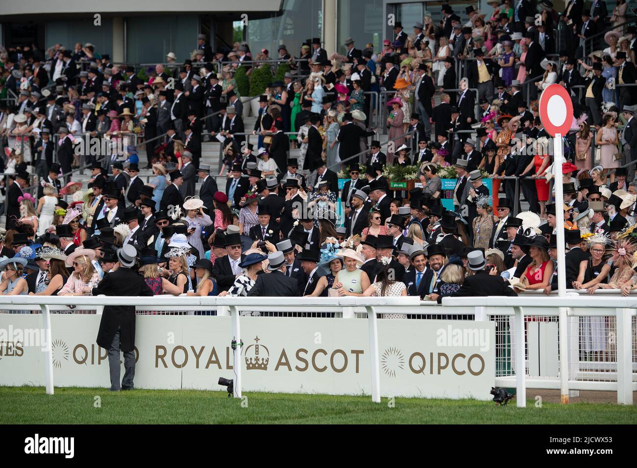 Ascot, Bergen, Großbritannien. 15.. Juni 2022. Die Tribüne war voller Rennfahrer. Heute war es ein weiterer schöner, heißer, sonniger Tag, an dem die Rennfahrer die Pferderennen in Royal Ascot genossen haben. Quelle: Maureen McLean/Alamy Live News Stockfoto