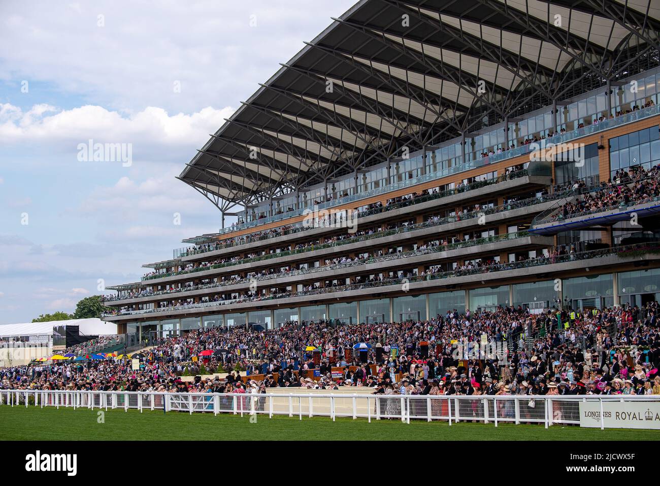 Ascot, Bergen, Großbritannien. 15.. Juni 2022. Die Tribüne war voller Rennfahrer. Heute war es ein weiterer schöner, heißer, sonniger Tag, an dem die Rennfahrer die Pferderennen in Royal Ascot genossen haben. Quelle: Maureen McLean/Alamy Live News Stockfoto