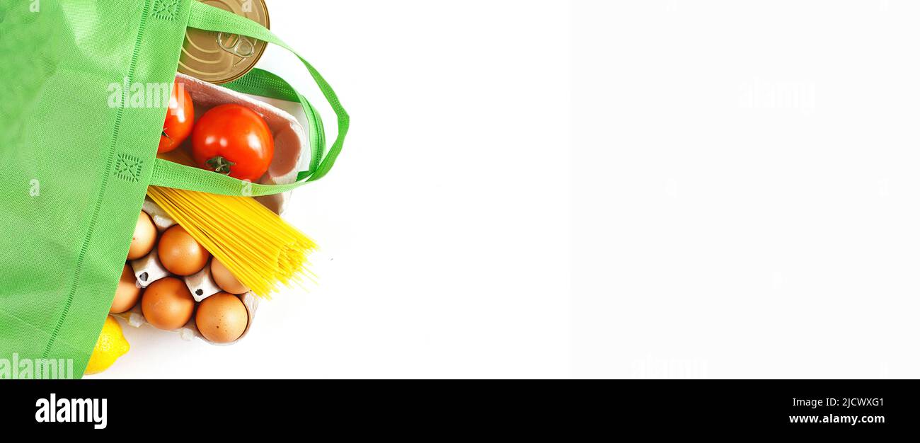 Volle grüne Tüte mit gesunden Lebensmitteln auf weißem Hintergrund. Top Ansicht. Obst, Gemüse, Eier Online-Shop. Ihr Text. Lebensmittel-Lieferung Stockfoto