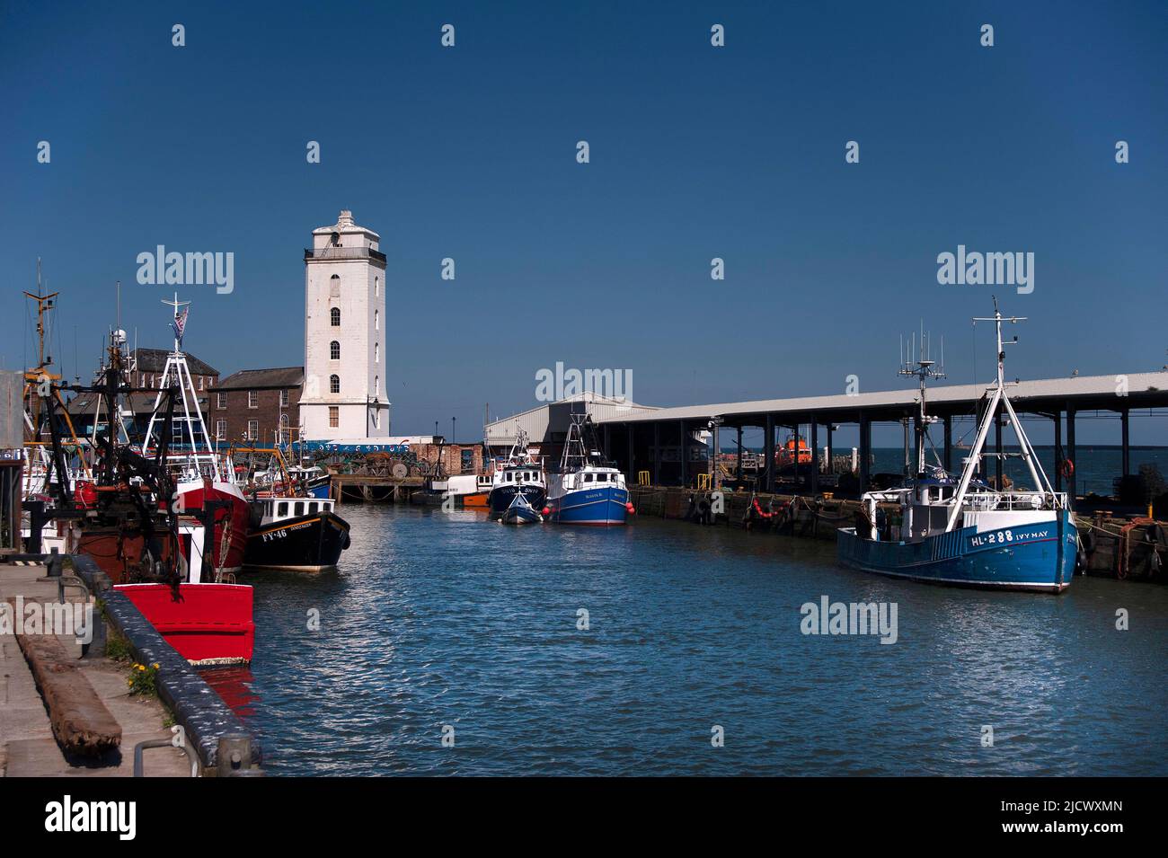Fischerboote und Low Lights Leuchtturm am North Shields Fish Quay Stockfoto