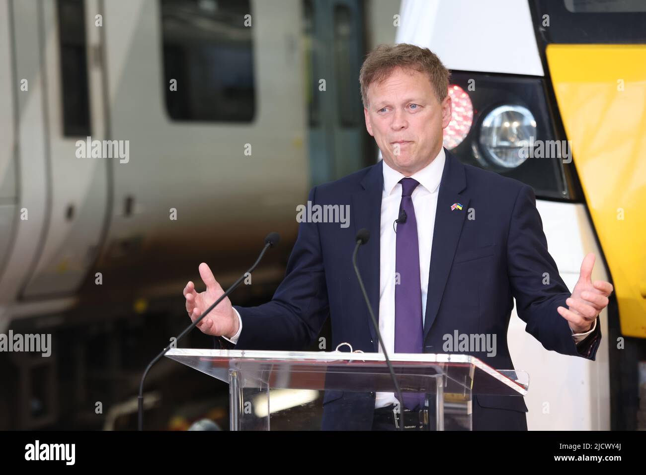 Transportsekretär Grant Shapps hält eine Rede, in der die Vision der Regierung zur Schaffung einer reformierten und modernisierten Eisenbahn in der Siemens Traincare Facility Mobility Division Rail Systems im Norden Londons darlegt wird. Bilddatum: Donnerstag, 16. Juni 2022. Stockfoto