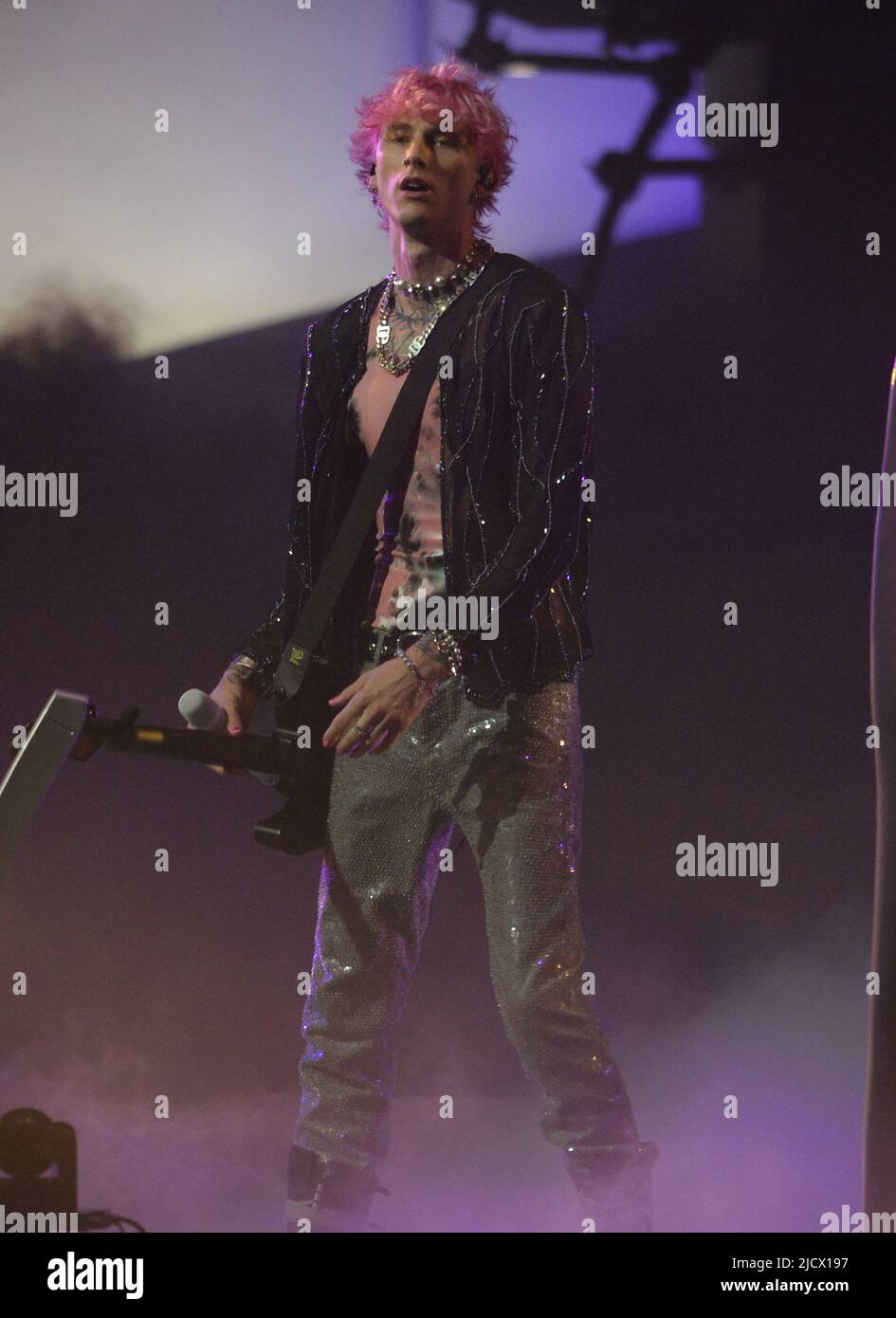 Miami, FL, USA. 15.. Juni 2022. Machine Gun Kelly tritt am 15. Juni 2022 in Miami, Florida, auf der internationalen Mainstream-Ausverkauf-Tour in der FTX Arena auf. Kredit: Mpi04/Media Punch/Alamy Live Nachrichten Stockfoto