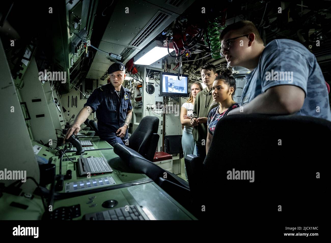 2022-06-16 10:53:25 SCHEVENINGEN - Schulkinder besuchen die Zr. ms. Seelöwen-U-Boot im Hafen von Scheveningen. Das U-Boot gehört zur Walrus-Klasse und wird aufgrund des veralteten Zustands der Flotte bald ersetzt. ANP REMKO DE WAAL niederlande Out - belgien Out Stockfoto