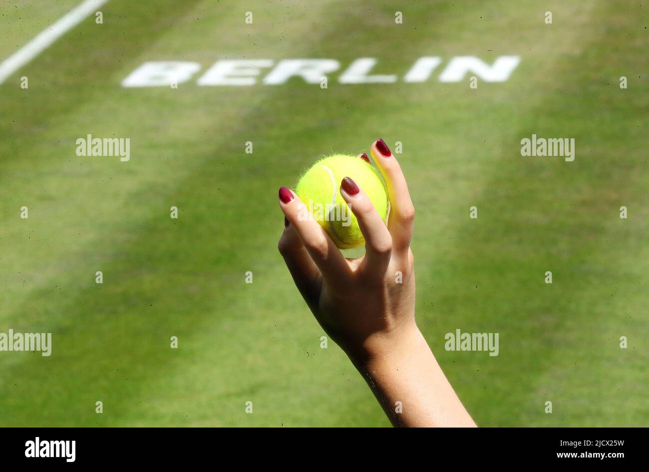 Berlin, Deutschland. 16.. Juni 2022. Tennis: WTA Tour, Runde von 16 Singles, Frauen, Wettkampf, 1. Runde, Jabeur (Tunesien) - Parks (USA) im Steffi Graf Stadium. Ein Ballmädchen hält einen Tennisball, damit der Spieler dienen kann. Quelle: Wolfgang Kumm/dpa/Alamy Live News Stockfoto