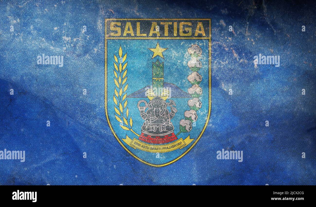Draufsicht auf die Retro-Flagge Salatiga City Indonesia mit Grunge-Textur. Indonesisches Reise- und Patriot-Konzept. Kein Fahnenmast. Ebenenlayout, Design. Alarmmeldung Stockfoto