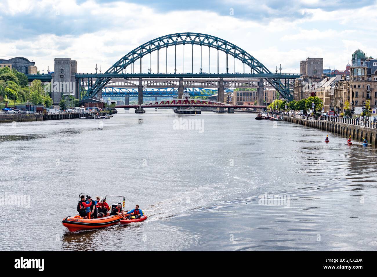 Blick auf die Tyne Bridges, Newcastle upon Tyne, Großbritannien, mit Bootstouren und Kanufahrten auf dem Fluss. Stockfoto
