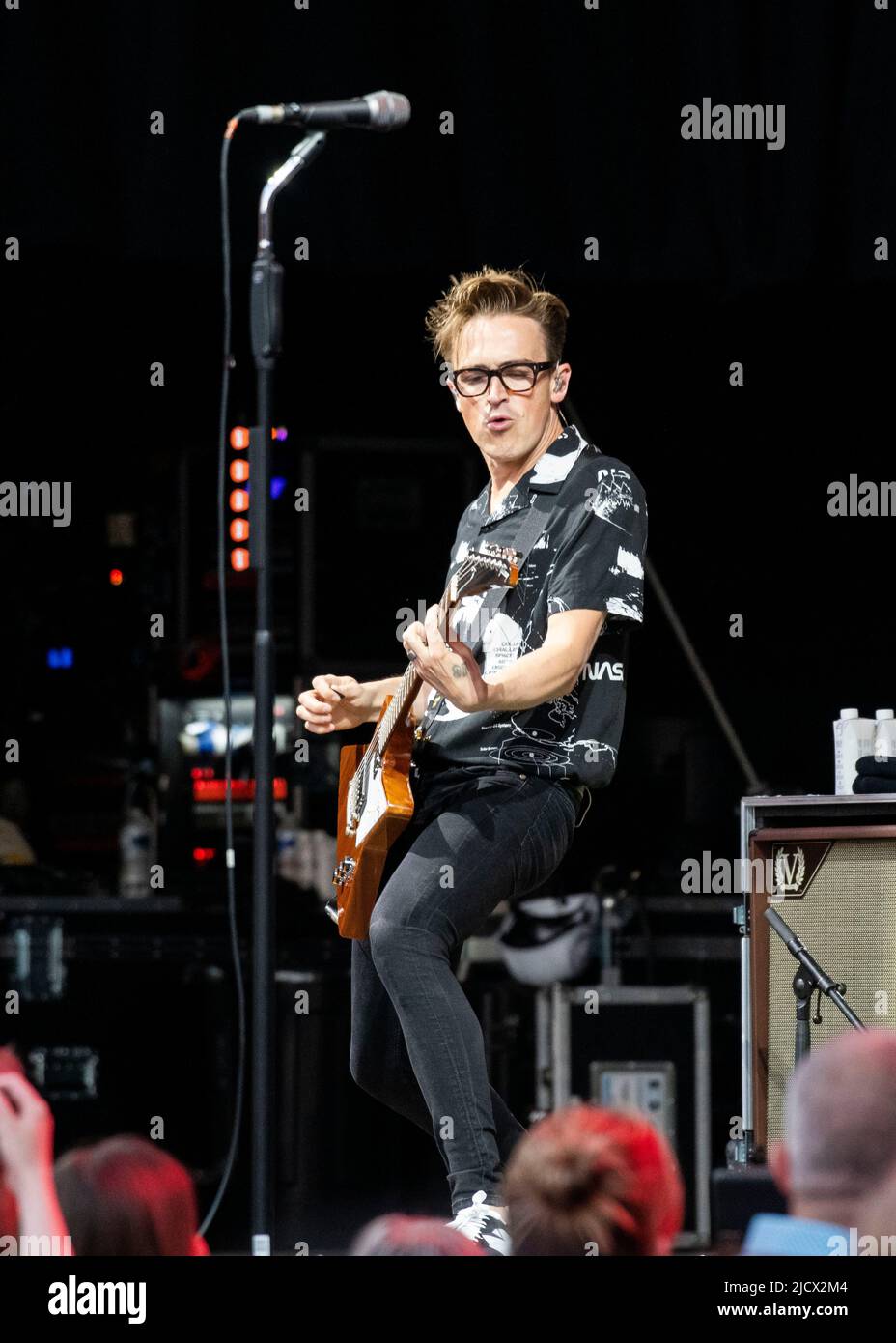 London, Großbritannien, Mittwoch, 15.. Juni 2022 Tom Fletcher von McFly tritt im Rahmen des Hampton Court Palace Festivals, Hampton Court, East Molesey, live auf der Bühne auf. Kredit: DavidJensen / Empics Unterhaltung / Alamy Live Nachrichten Stockfoto