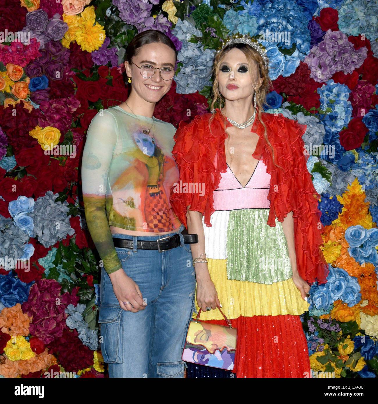 New York, NY, USA. 15.. Juni 2022. Ella Emhoff, Stacey Bendet bei der Ankunft für Alice Olivia 20. Jubiläumsgala - Teil 2, The Close East Lawn, New York, NY 15. Juni 2022. Quelle: Quoin Pics/Everett Collection/Alamy Live News Stockfoto