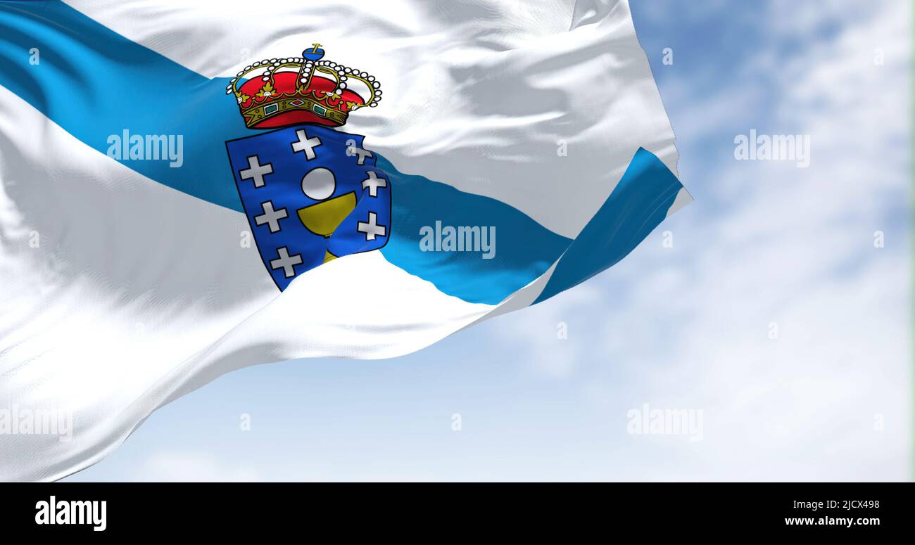 Die Galizien-Flagge winkt an einem klaren Tag im Wind. Galicien ist eine autonome Gemeinschaft Spaniens und nach spanischem Recht historische Staatsbürgerschaft Stockfoto