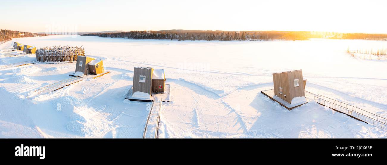 Holzkabinenzimmer des luxuriösen Arctic Bath Spa Hotels, schwimmend auf dem gefrorenen Fluss Lule, bedeckt mit Schnee, Harads, Lappland, Schweden, Skandinavien, Europa Stockfoto