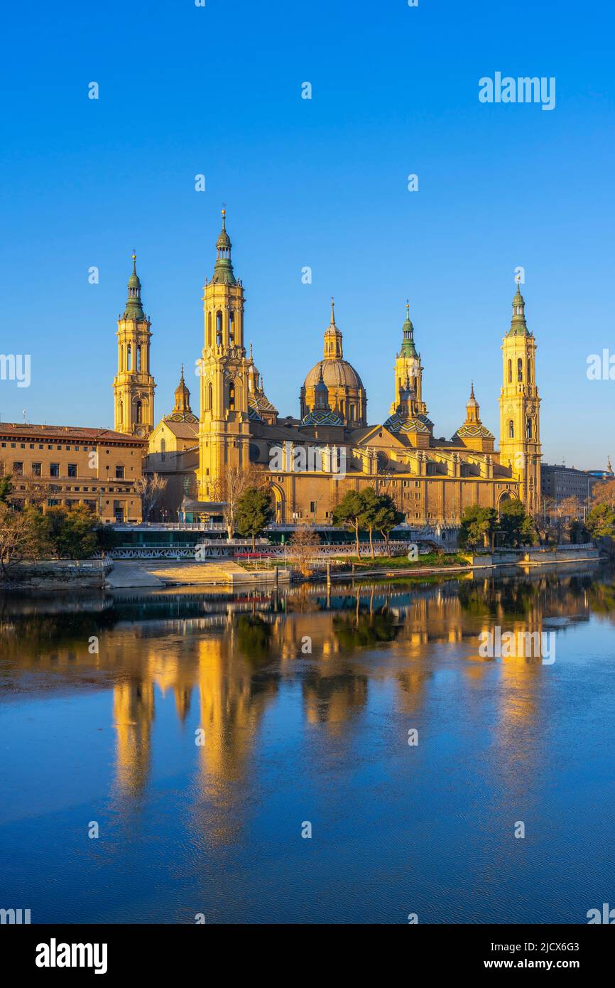 Blick auf die Basilika unserer Lieben Frau von der Säule spiegelt sich in Ebro River, Zaragoza, Aragon, Spanien, Europa Stockfoto