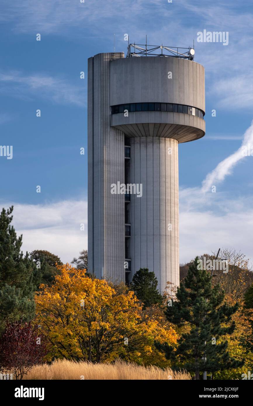 Der NSF-Turm (Nuclear Structure Facility) am Sci-Tech Daresbury Laboratory im Herbst, Daresbury, Ceshire, England, Vereinigtes Königreich, Europa Stockfoto